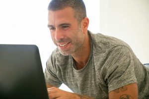 Sin Diploma: Aprendizaje en Línea para Adultos en Hackensack NJ
